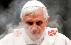 'Su Benedetto XVI un mandato di arresto': Ecco la bufala sulle dimissioni del Papa - GUARDA - 15/02/2013